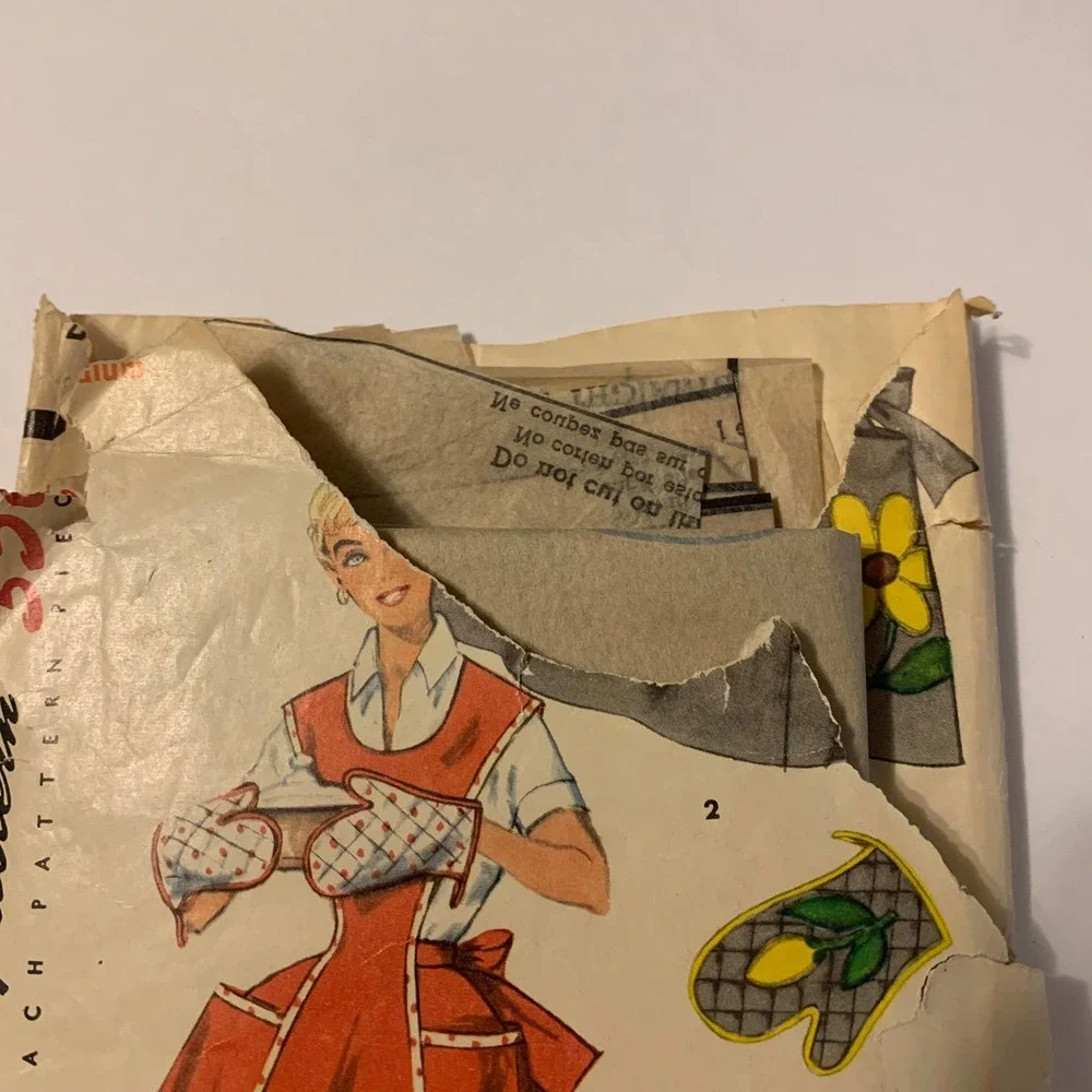 Simplicity Vintage 40's Pattern #4899 Apron and Quilted Oven Mitts Sizes‎ S,M,L